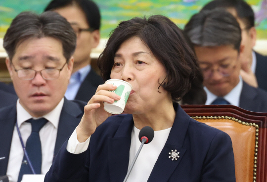 강정애 국가보훈부 장관 후보자가 21일 국회 정무위원회 소관으로 열린 인사청문회에서 물을 마시고 있다.<연합뉴스>